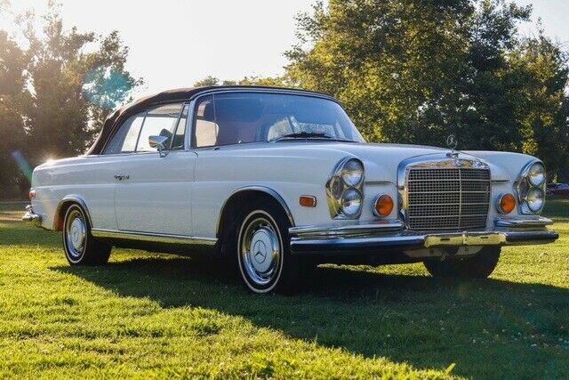 Mercedes-Benz 200-Series 1971 image number 10