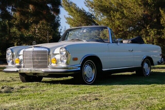 Mercedes-Benz 200-Series 1971 image number 2