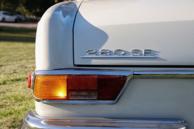 Mercedes-Benz 200-Series 1971 image number 36