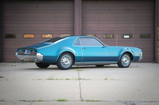 Oldsmobile Toronado 1966 image number 2