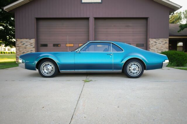 Oldsmobile Toronado 1966 image number 28