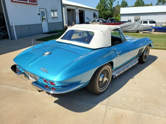 Chevrolet Corvette 1965 image number 29