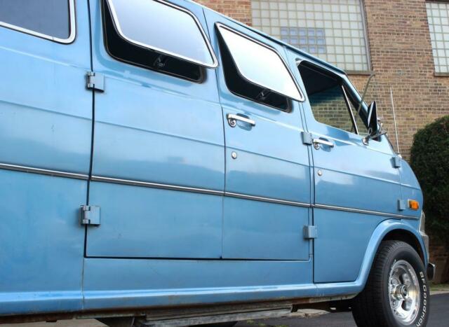 Ford Econoline Club Wagon 1974 image number 16