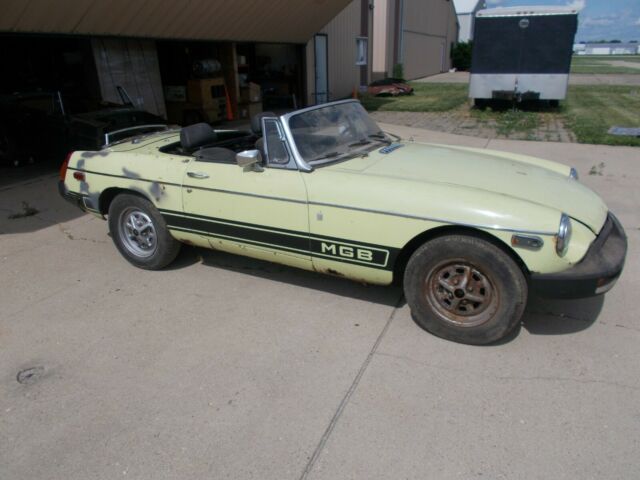 MG MGB 1977 image number 2