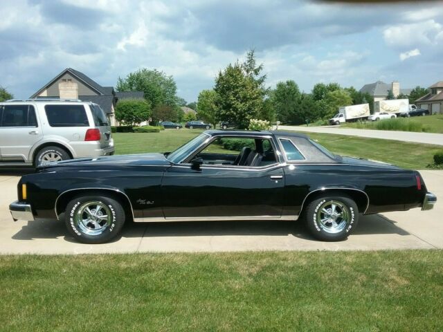 Pontiac Grand Prix 1977 image number 1