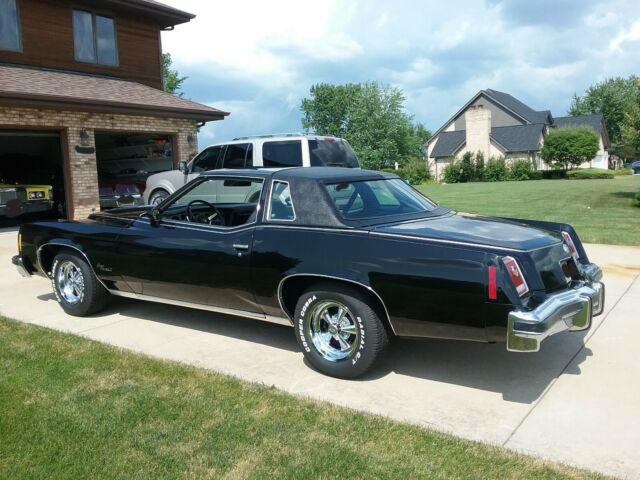 Pontiac Grand Prix 1977 image number 2