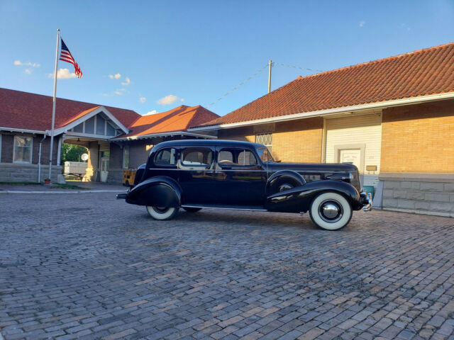 Buick Series 90 1937 image number 21