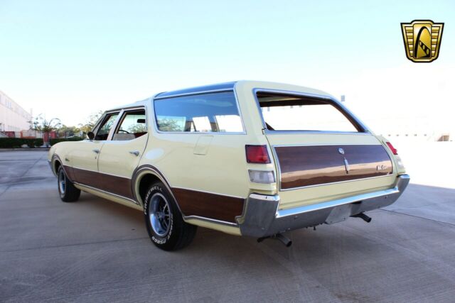 Oldsmobile Vista Cruiser 1969 image number 9