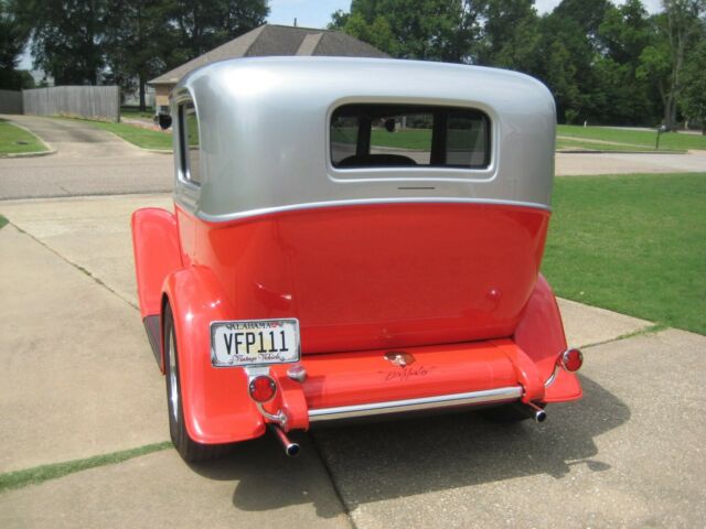 Ford 2-Door Sedan 1932 image number 2