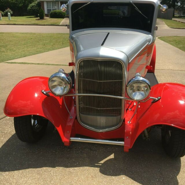 Ford 2-Door Sedan 1932 image number 22