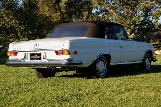 Mercedes-Benz 200-Series 1971 image number 33