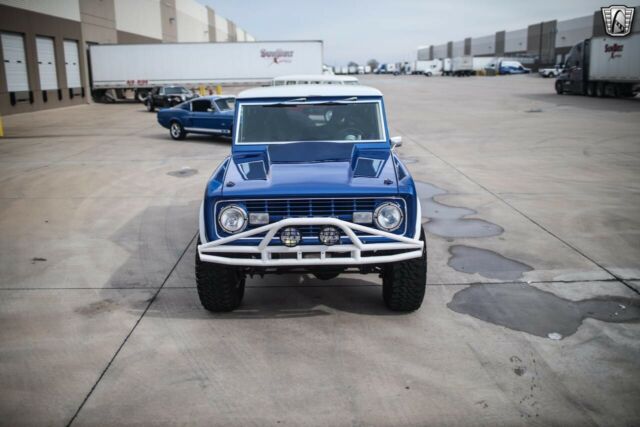 Ford Bronco 1975 image number 2