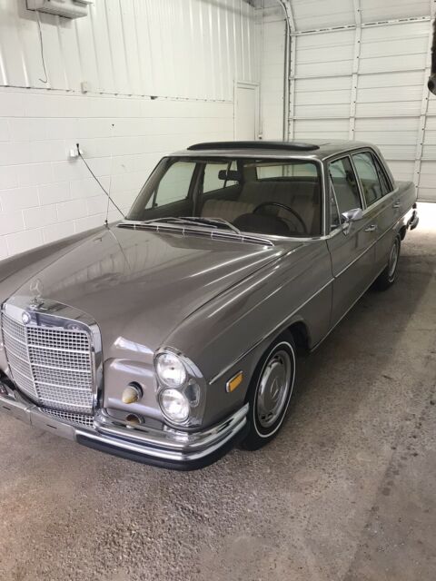 Mercedes-Benz 280S 1968 image number 1