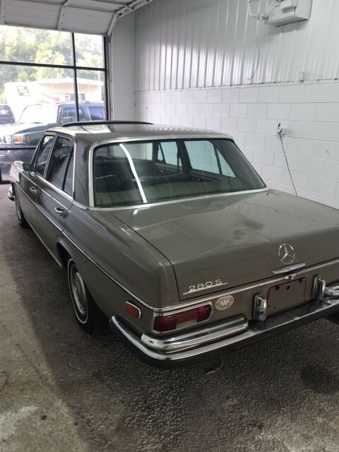 Mercedes-Benz 280S 1968 image number 27