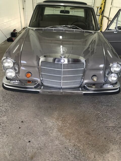 Mercedes-Benz 280S 1968 image number 32