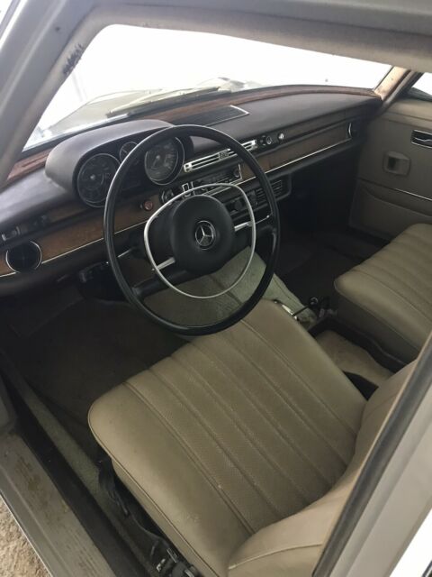 Mercedes-Benz 280S 1968 image number 37