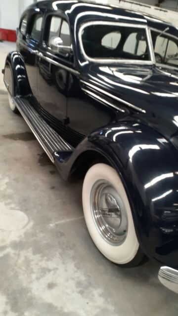 Chrysler Airflow 1937 image number 1