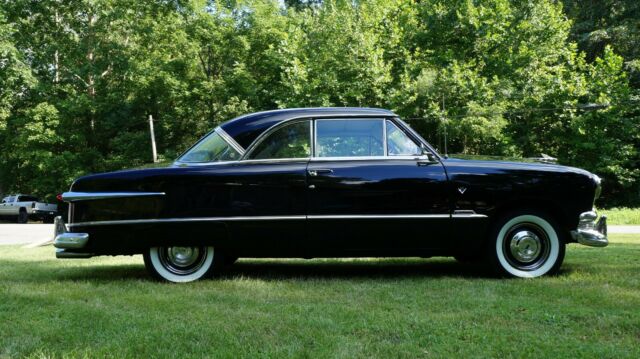 Ford Crown Victoria 1951 image number 16