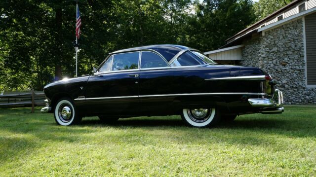 Ford Crown Victoria 1951 image number 17