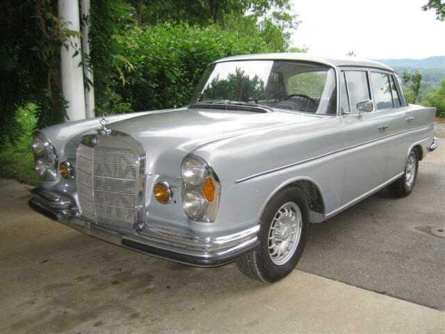 Mercedes-Benz 200-Series 1965 image number 0