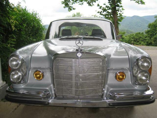 Mercedes-Benz 200-Series 1965 image number 1