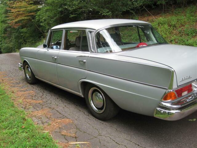 Mercedes-Benz 200-Series 1965 image number 2