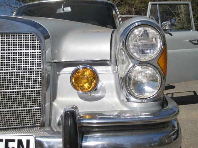 Mercedes-Benz 200-Series 1965 image number 27