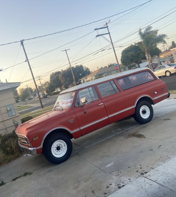 Chevrolet Suburban 1968 image number 0