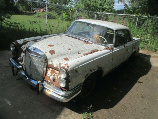 Mercedes-Benz 200-Series 1965 image number 33