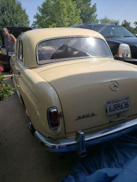 Mercedes-Benz 220SE 1959 image number 3