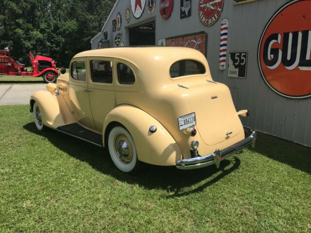 Packard Deluxe Eight 1937 image number 22