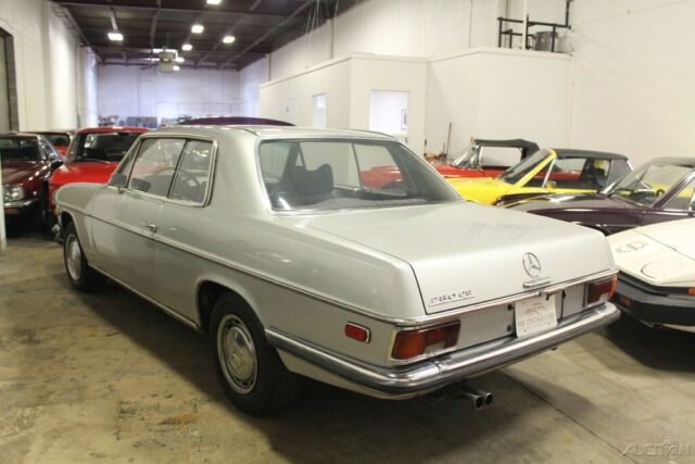 Mercedes-Benz 200-Series 1973 image number 26