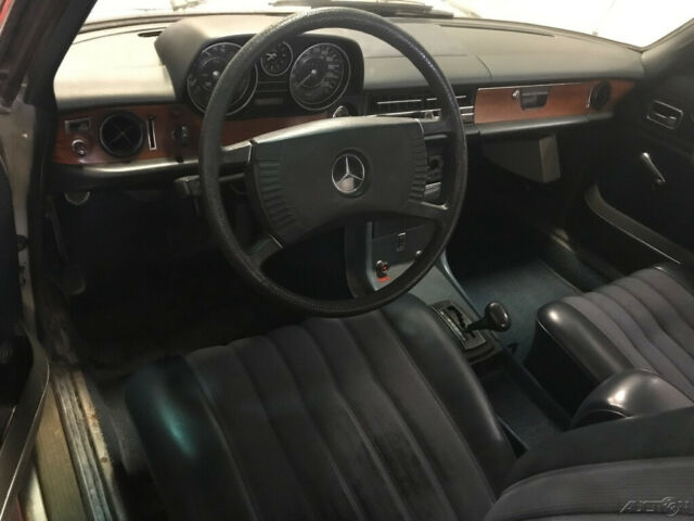 Mercedes-Benz 200-Series 1973 image number 33