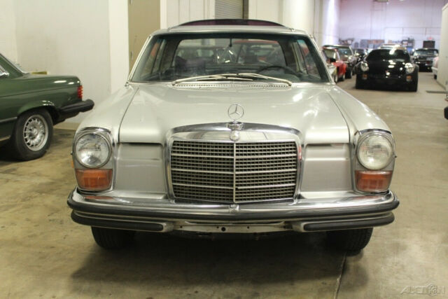 Mercedes-Benz 200-Series 1973 image number 4