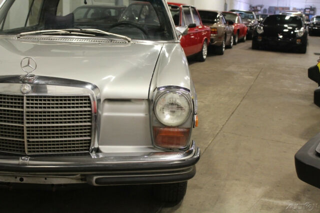 Mercedes-Benz 200-Series 1973 image number 6