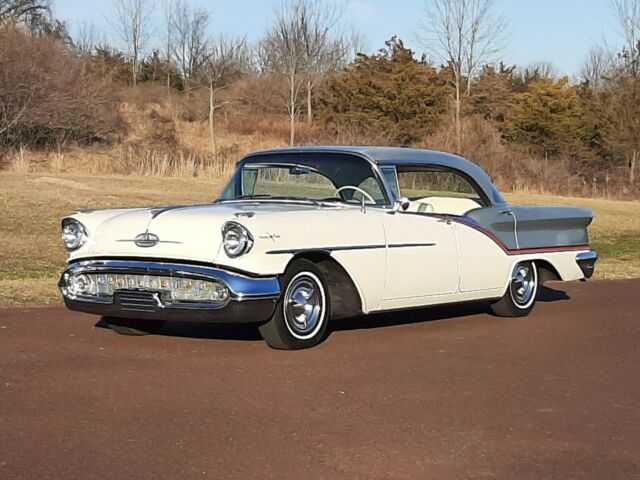 Oldsmobile Ninety-Eight 1957 image number 0