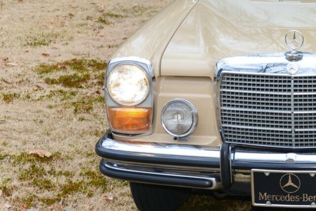 Mercedes-Benz 200-Series 1976 image number 0