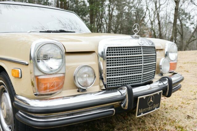 Mercedes-Benz 200-Series 1976 image number 1