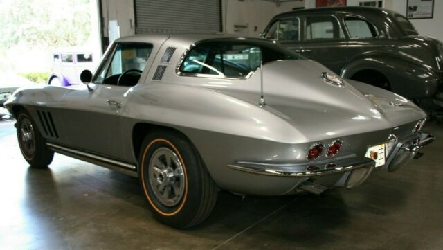 Chevrolet Corvette 1965 image number 2