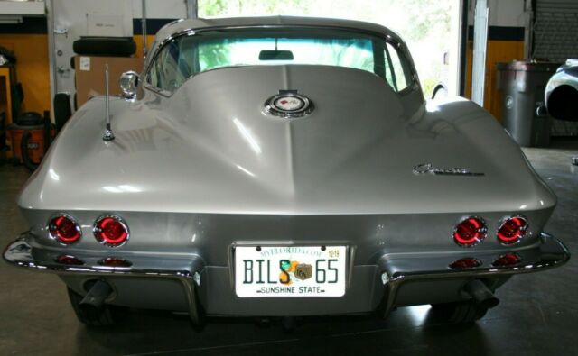 Chevrolet Corvette 1965 image number 21