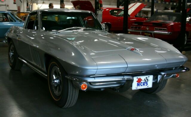 Chevrolet Corvette 1965 image number 23