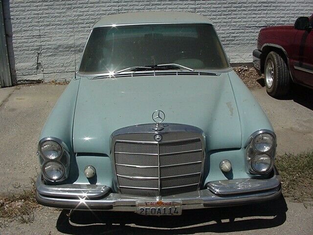 Mercedes-Benz 200-Series 1968 image number 1