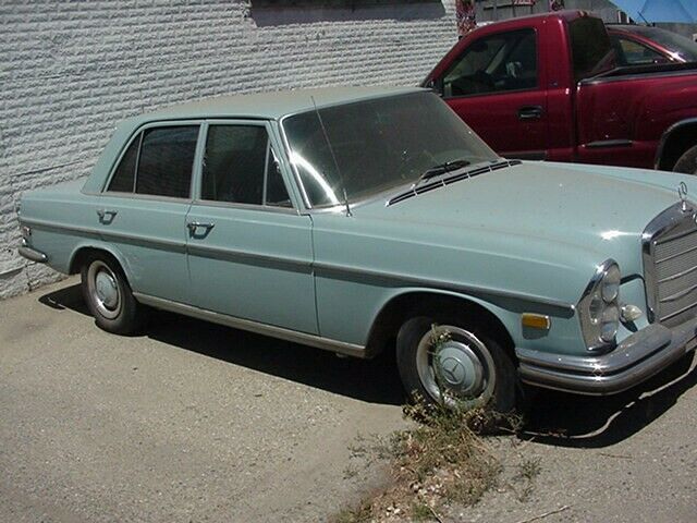 Mercedes-Benz 200-Series 1968 image number 11