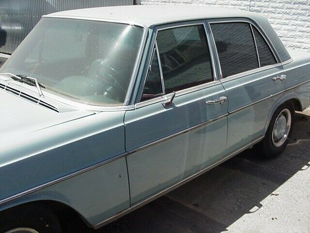 Mercedes-Benz 200-Series 1968 image number 13