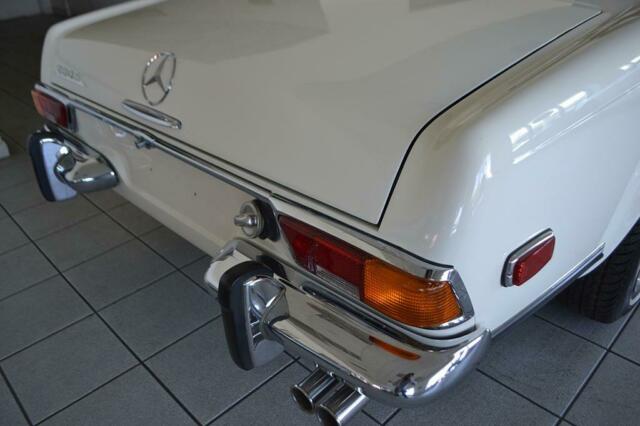 Mercedes-Benz SL-Class 1971 image number 13