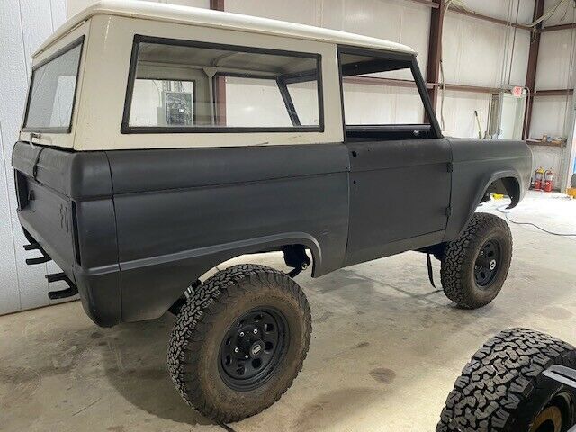 Ford Bronco 1975 image number 0