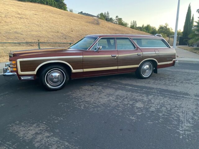 Ford Country Squire 1975 image number 0