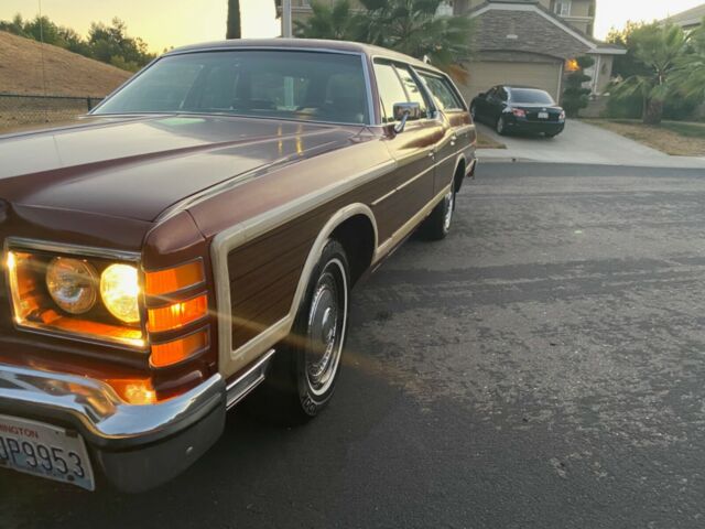 Ford Country Squire 1975 image number 13