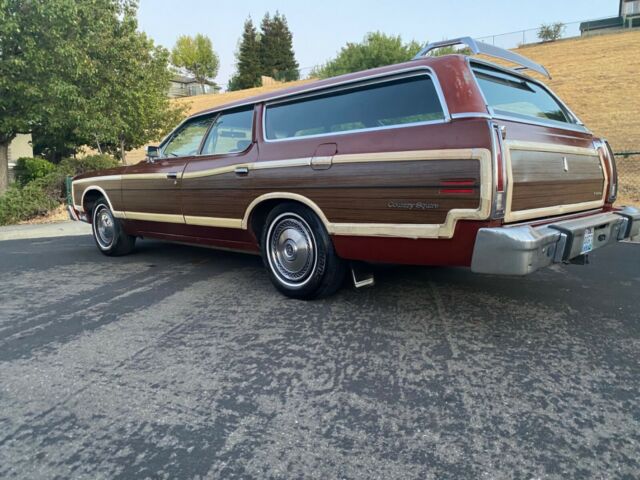 Ford Country Squire 1975 image number 14