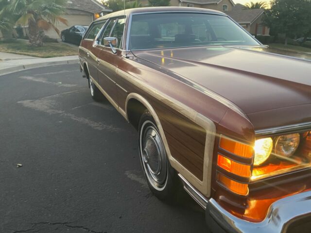 Ford Country Squire 1975 image number 15